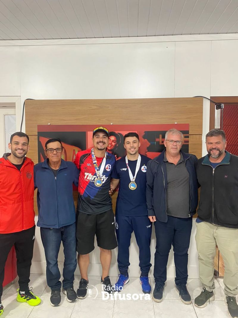 Atletas de Arroio Grande são campeões mundiais de futsal pelo Uruguai e recebem homenagem no programa Hora do Mate