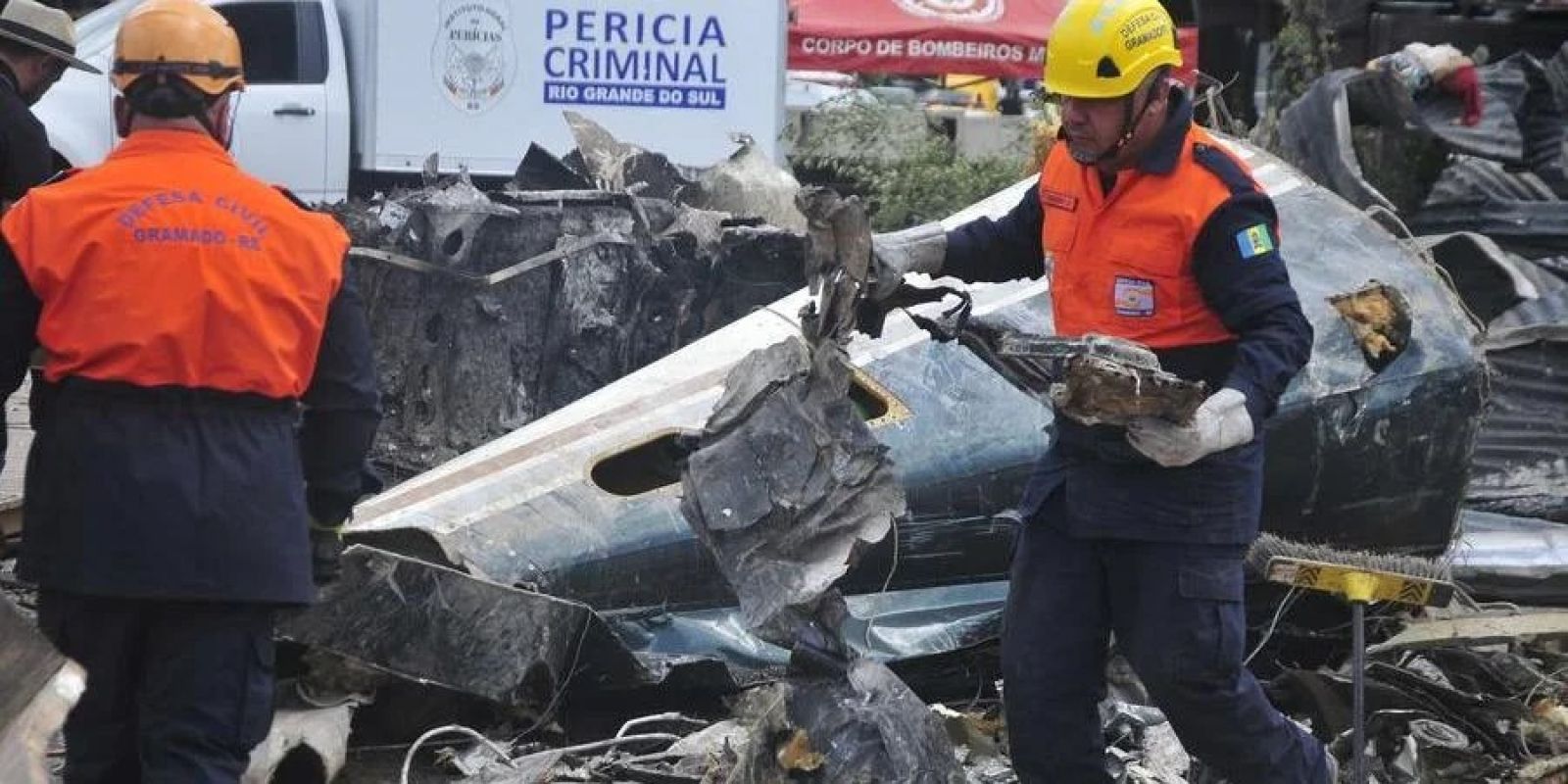 Gramado segue com remoção de destroços de avião que atingiu loja de móveis e casas; IGP confirma 10 mortos e 17 feridos