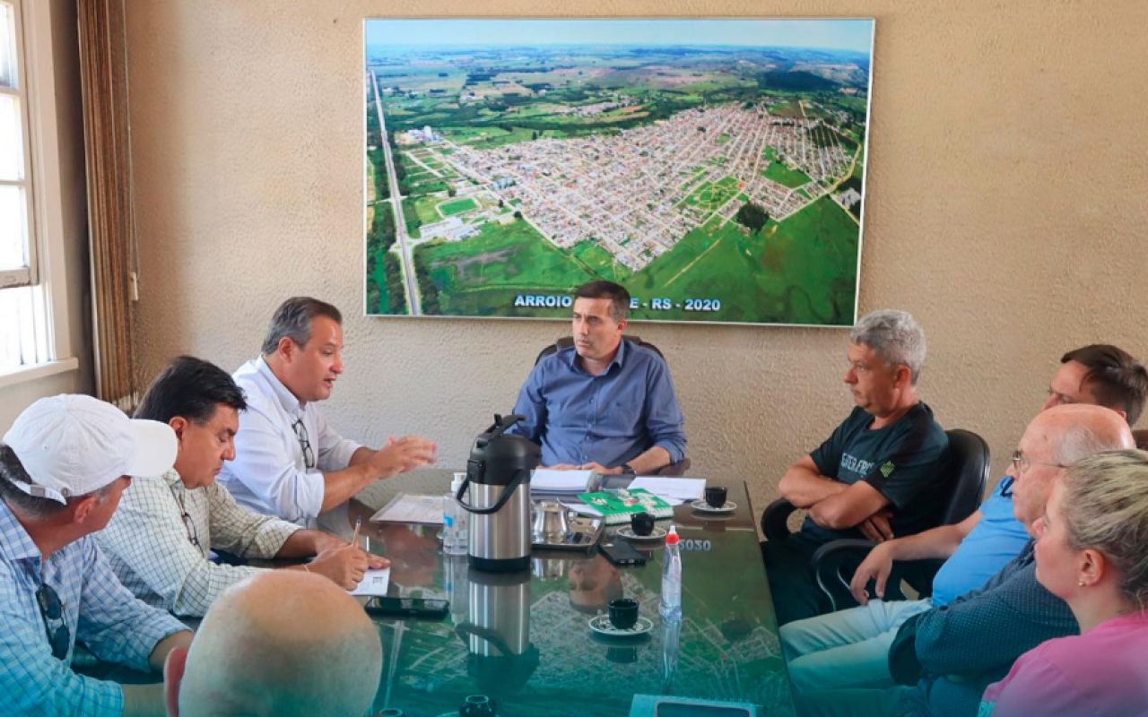 Prefeitura de Arroio Grande discute dívida com empresa de coleta de lixo em reunião