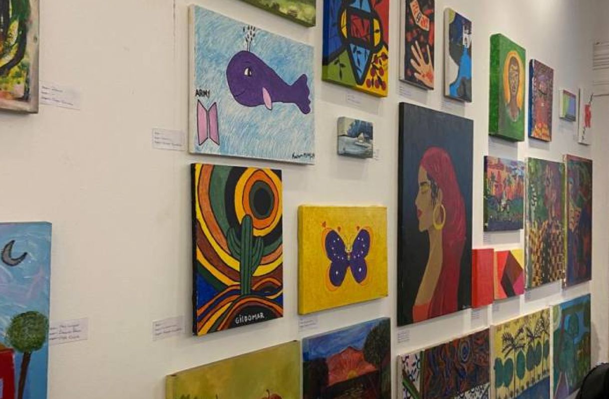 Usuários dos CAPS de Pelotas expõem obras na mostra “Pincelando Emoções” na Casa Dois