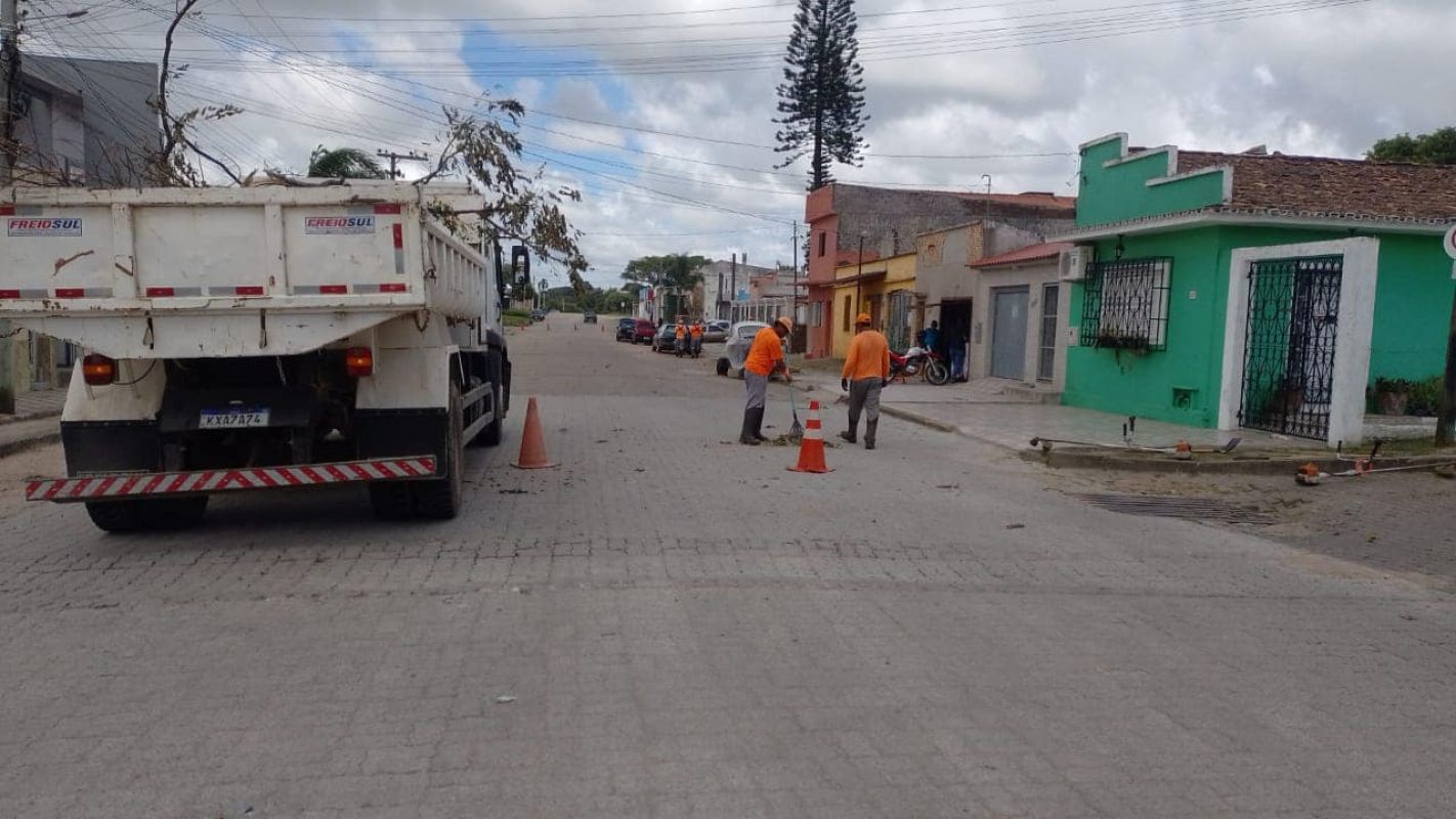 Equipe de limpeza de Jaguarão realiza ações em diversas vias e espaços públicos