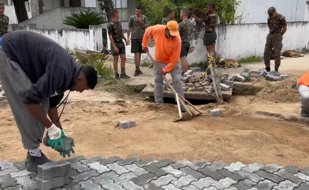 Rua Augusto Leivas em Jaguarão recebe manutenção com apoio do Exército Brasileiro