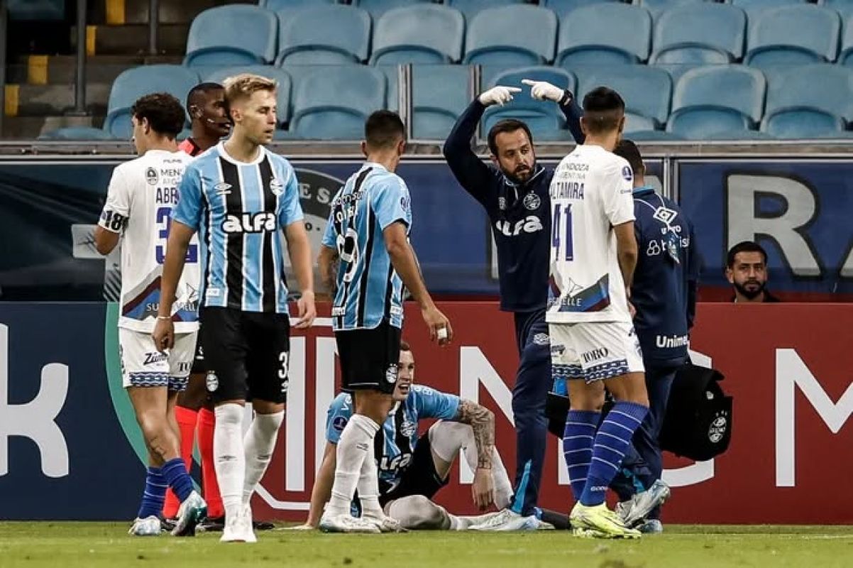 Grêmio confirma cirurgia de Igor Serrote após fratura no punho; lateral deve voltar aos gramados em julho