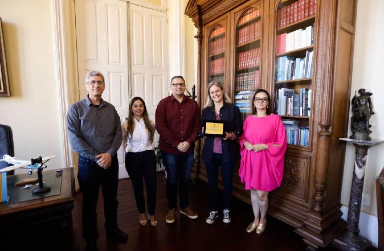 Prefeita de Pelotas, Paula Mascarenhas, é homenageada por auditores da Secretaria da Fazenda