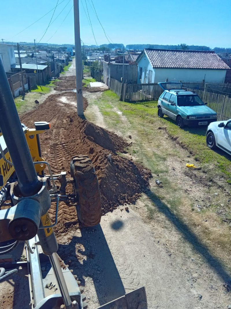 Secretaria de Obras de Jaguarão intensifica melhorias viárias com serviços de patrolamento em três bairros