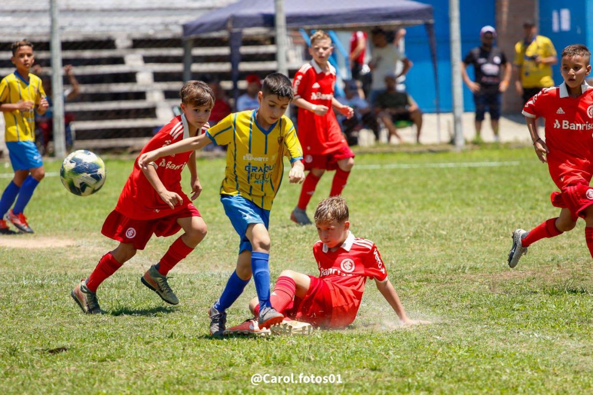 Aluno da Escola Construir o Saber se destaca na Copa Americano de Futebol Sub-9 representando o E.C. Pelotas