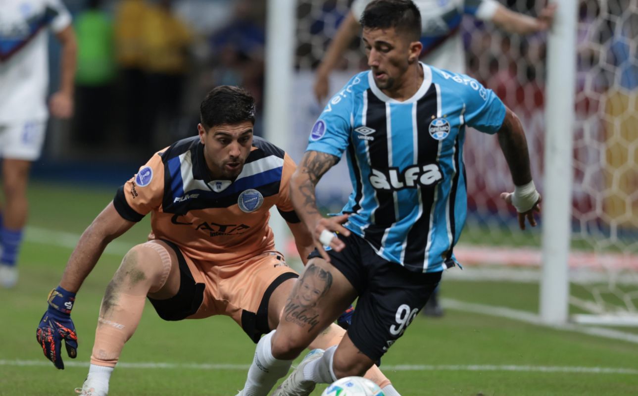 Grêmio empata com Godoy Cruz na Arena, avança na Sul-Americana, mas se complica no grupo