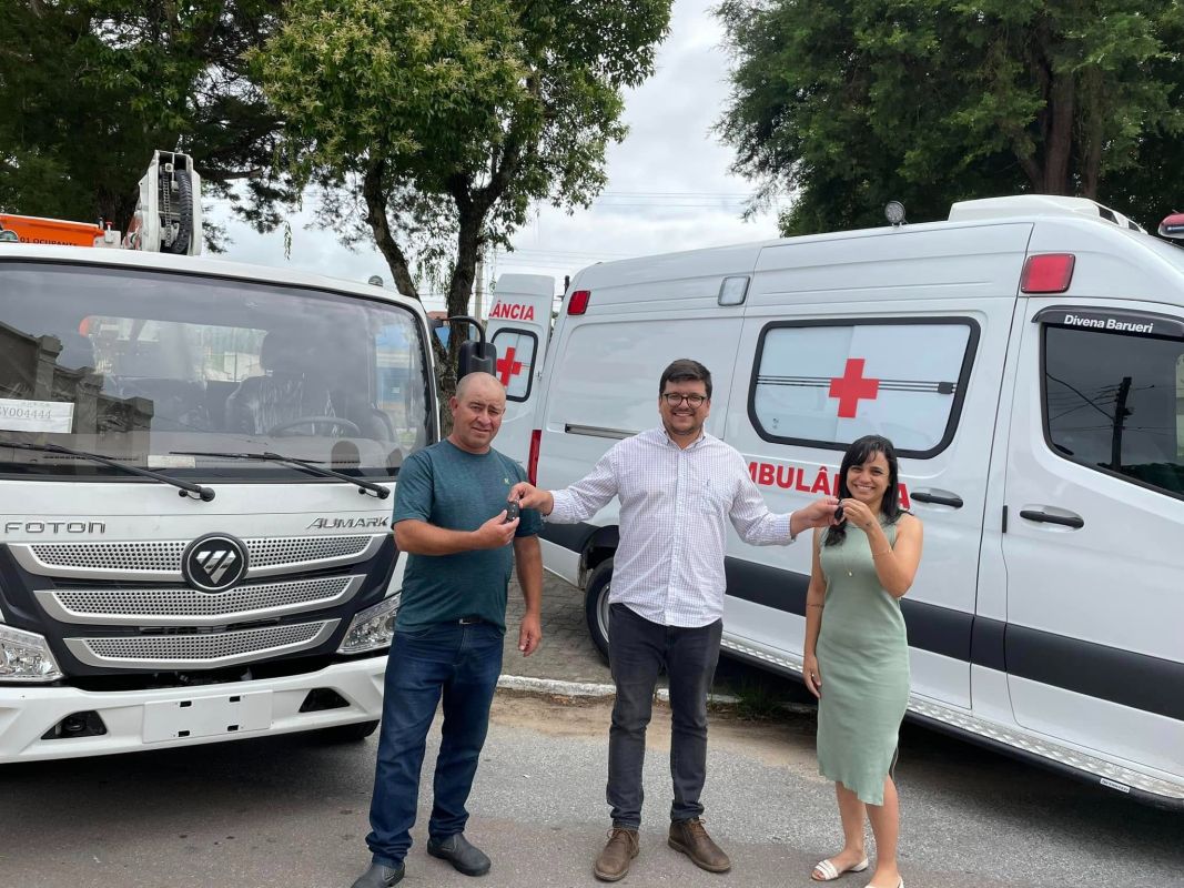 Prefeito de Cerrito entrega ambulância semi-UTI e caminhão cesto para reforço na frota municipal