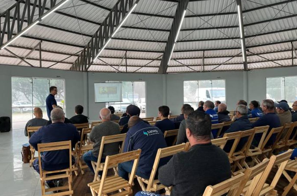 Motoristas do Sanep de Pelotas participam de palestra sobre direção defensiva e riscos do trânsito durante o Maio Amarelo