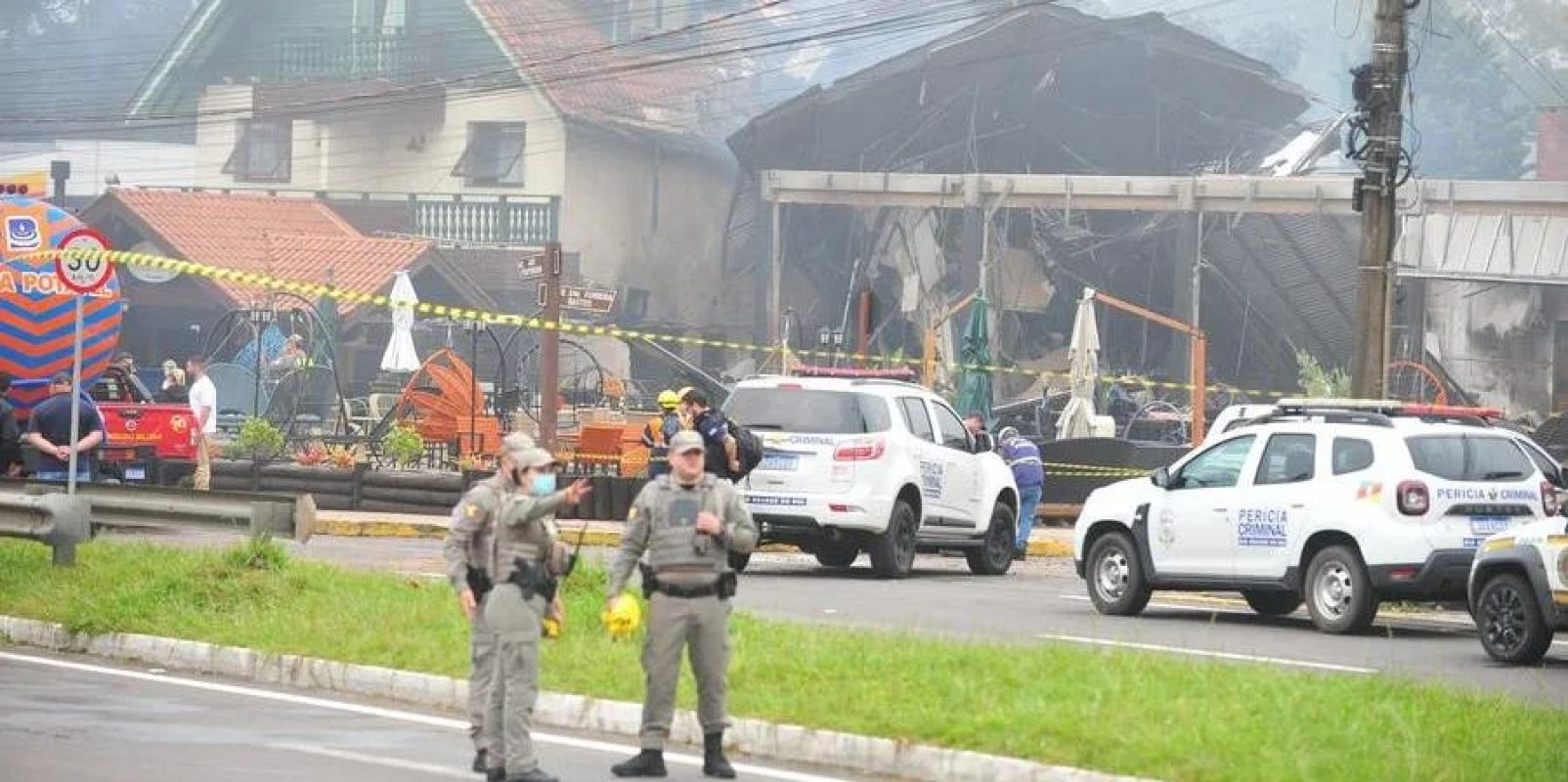 Avião cai em Gramado e deixa 10 mortos e 17 feridos; bombeiros alertam para risco de desabamento em pousada atingida