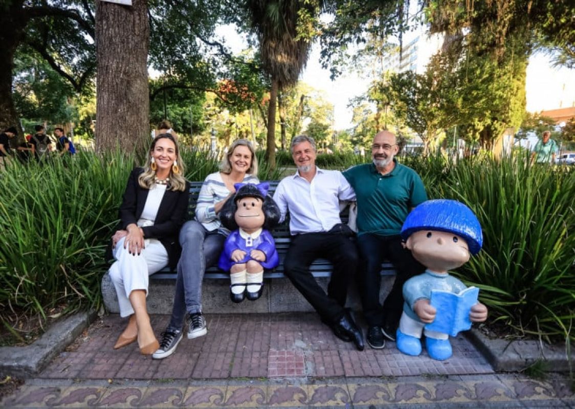 Pelotas inaugura esculturas de Mafalda e Betinho na Praça Coronel Pedro Osório