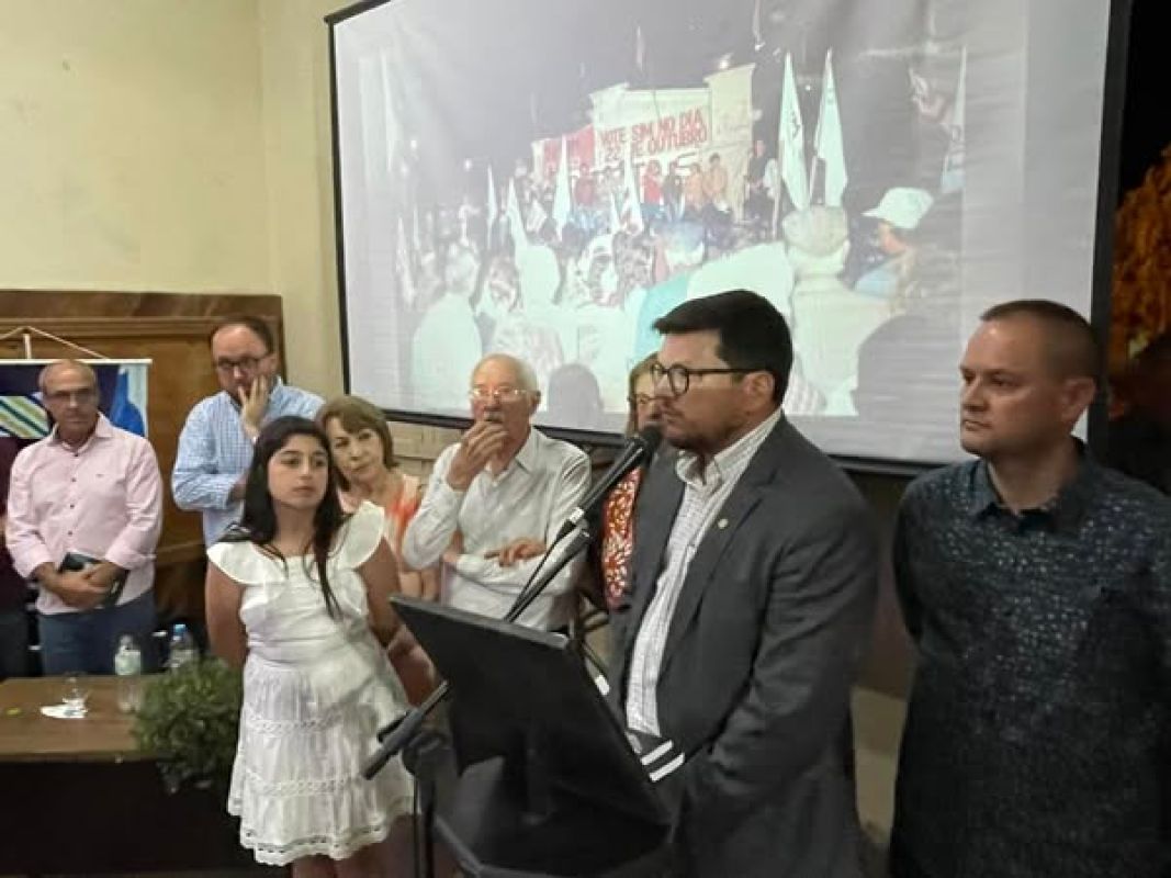 Prefeito de Cerrito, Douglas Silveira, prestigia lançamento do livro sobre Adão Orlando Alves