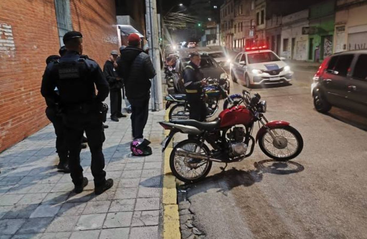 Blitz na avenida Duque de Caxias em Pelotas aborda 67 motoristas e recolhe dois veículos
