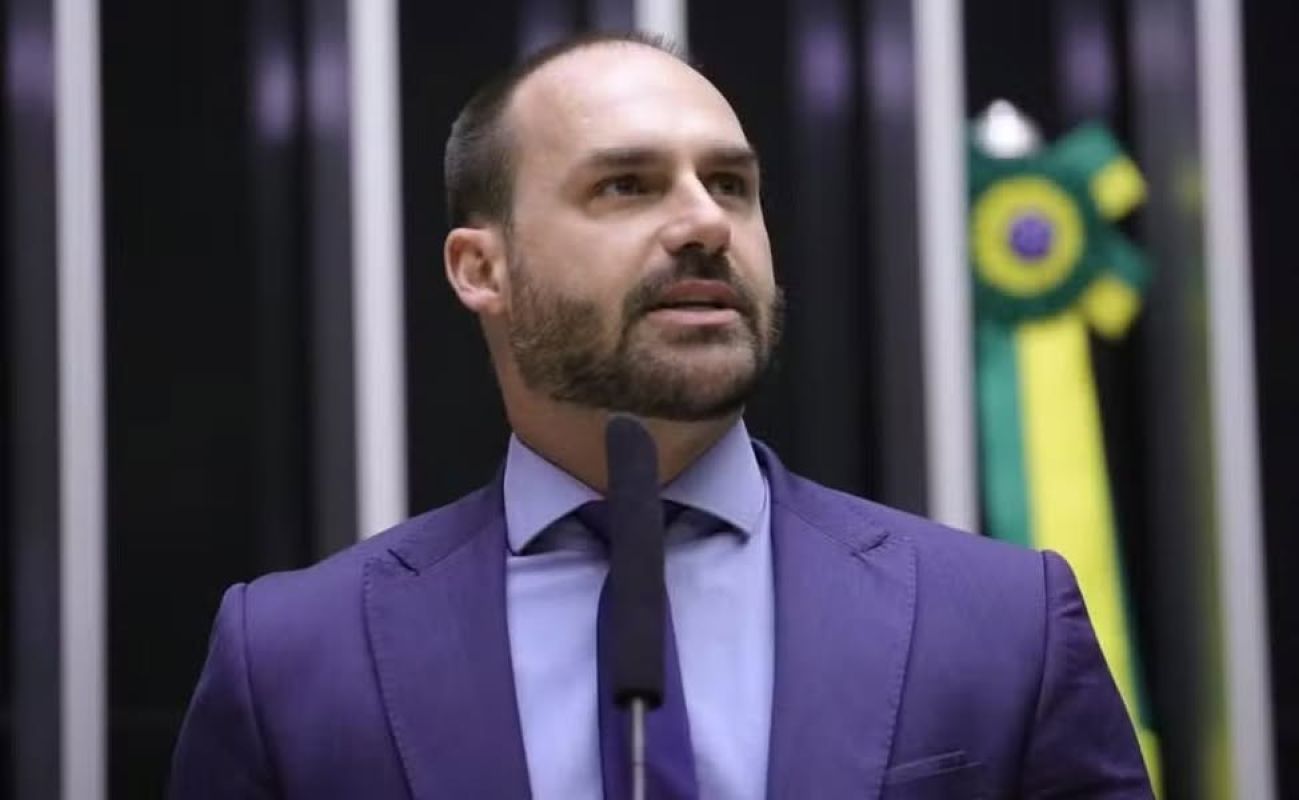 Moraes abre investigação contra Eduardo após pedido da PGR e ordena depoimento de Jair Bolsonaro