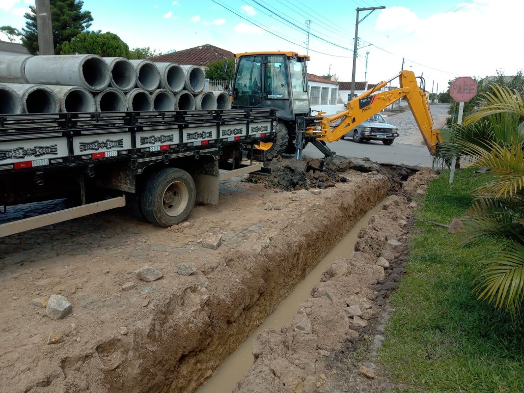 Cerrito realiza instalação de nova tubulação na Rua Manoel Luiz Lucas