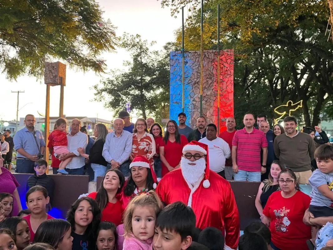 Pedro Osório recebe o Papai e a Mamãe Noel em carreata especial de Natal