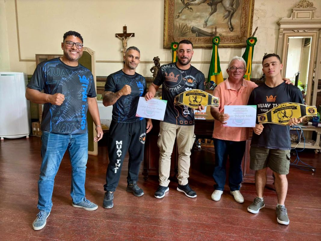 Atletas campeões do Muay Thai visitam prefeito de Jaguarão após destaque no Fronteira Thai Fight