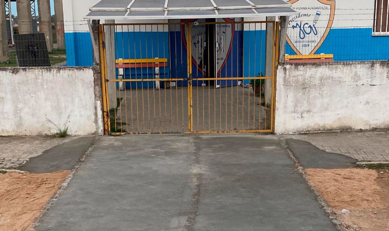Obras de novas calçadas na Escola João Goulart são concluídas após anos de reivindicação em Arroio Grande
