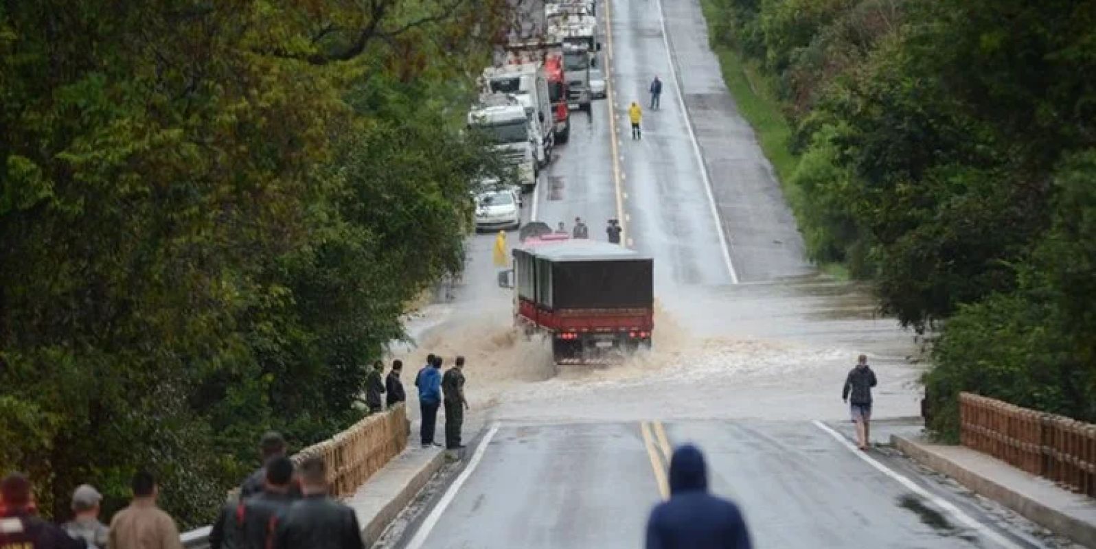 Quase 40% das transportadoras no RS tiveram perdas acima de R$ 1 milhão após enchentes, aponta CNT