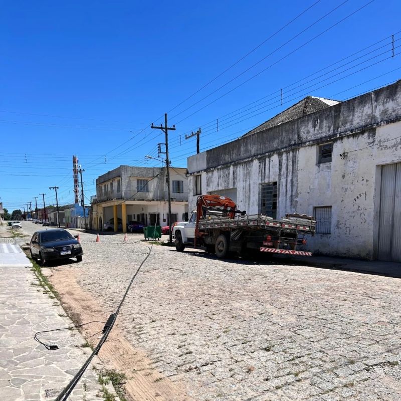 Caminhão com máquina agrícola causa danos em ruas de Arroio Grande