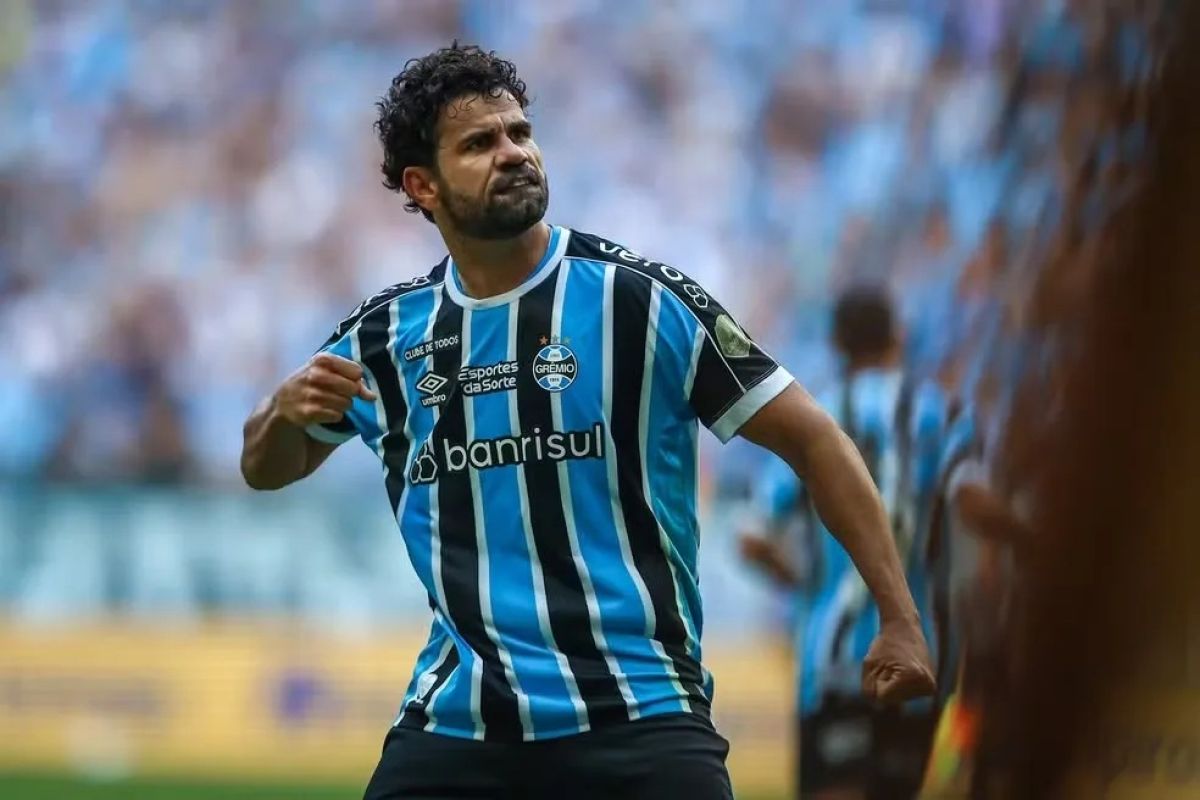 Grêmio enfrenta mudanças na comissão técnica e no elenco, com saídas de jogadores e pendências financeiras