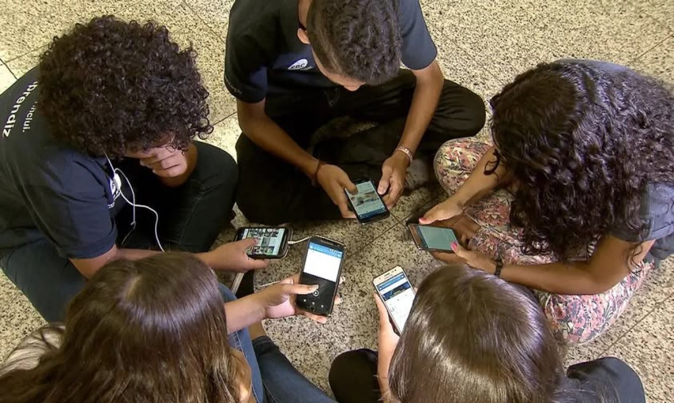 Senado aprova projeto que proíbe uso de celulares em salas de aula a partir de 2025