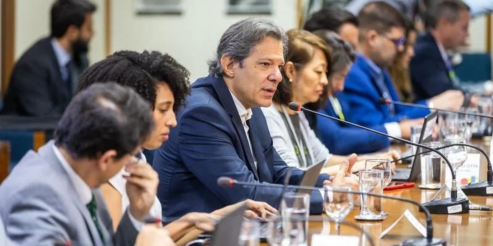 Haddad defende ajustes no arcabouço fiscal para garantir superávit e transparência