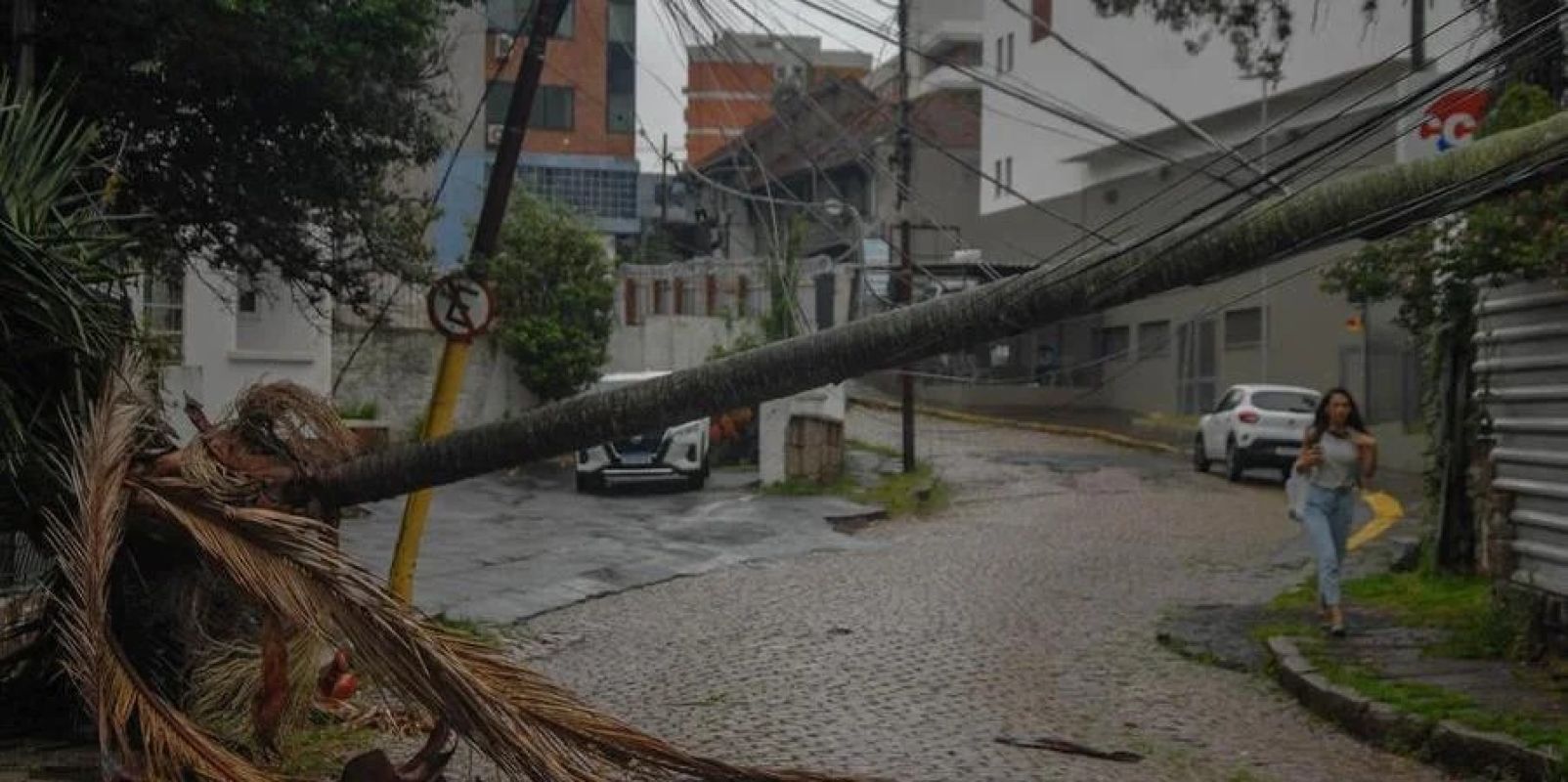 Ciclone Biguá deixa 230 mil pontos sem luz no RS e causa estragos em diversas cidades