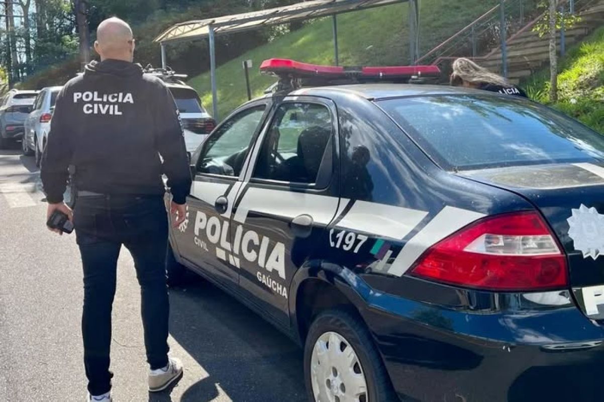 Uma cirurgiã-dentista de Pelotas foi presa em flagrante na tarde de quarta-feira (14), em Porto Alegre, após registrar uma falsa ocorrência de furto do próprio veículo com o objetivo de aplicar um golpe em uma seguradora. A prisão foi realizada por agentes da Delegacia de Roubo e Furtos de Veículos (DRV) da Capital.