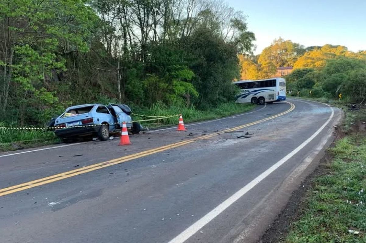 Quatro jovens morrem em colisão entre carro e ônibus na RS-404, em Rondinha