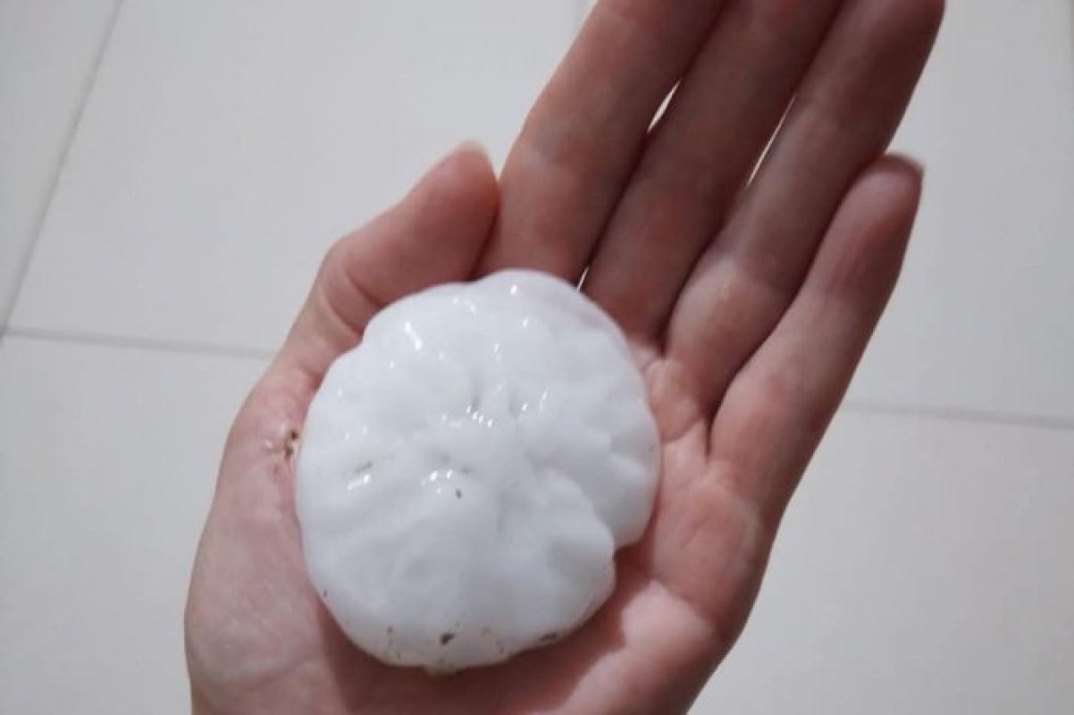 Chuva de granizo atinge 15 cidades do RS e causa danos em casas e lavouras