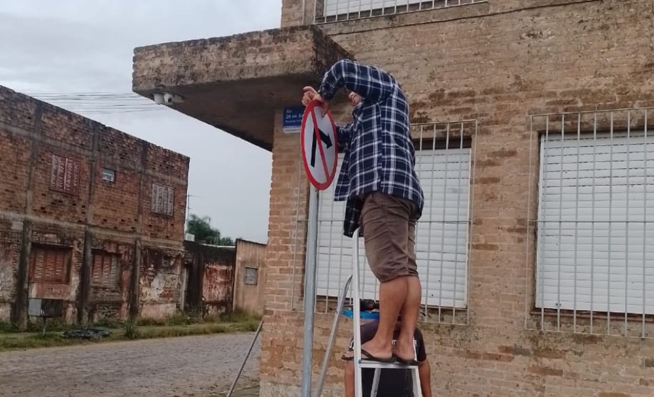 Placas vandalizadas são substituídas na orla de Jaguarão pelo Departamento de Trânsito