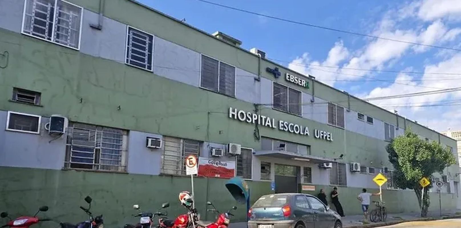 Hospital Escola da UFPel entrega mudas de árvores a pacientes do SUS como símbolo de recuperação e compromisso ambiental