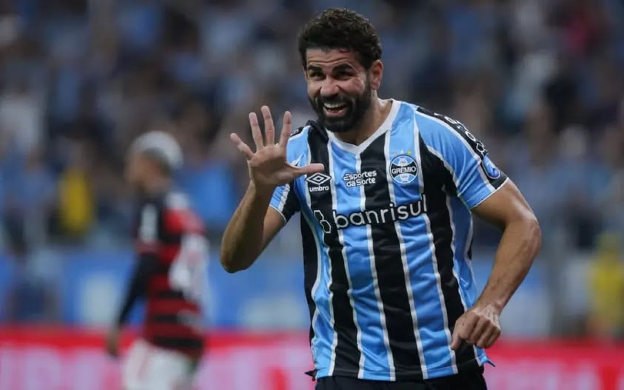 Grêmio confirma saída de seis jogadores e acerta contratação de João Lucas