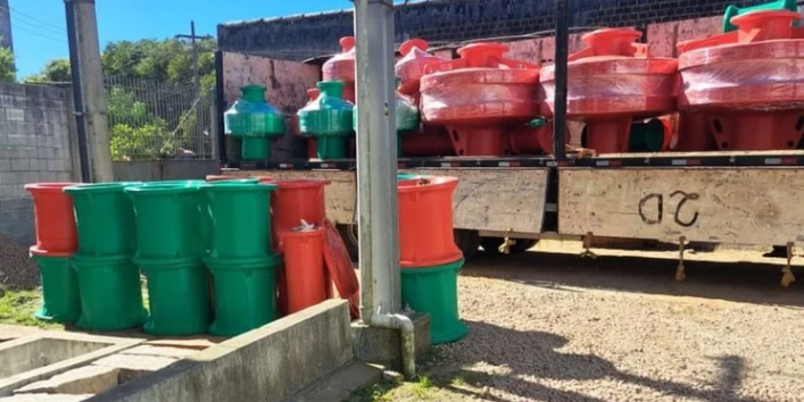 Porto de Pelotas recebe novas boias para reforçar sinalização náutica da hidrovia