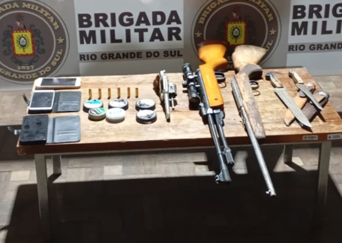 Dois homens são presos por porte ilegal de arma de fogo em Herval; um usava tornozeleira eletrônica