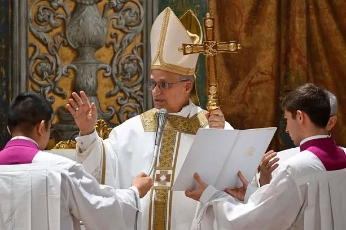 Papa Leão XIV celebra primeira missa de pontificado na Capela Sistina e pede paz ao mundo