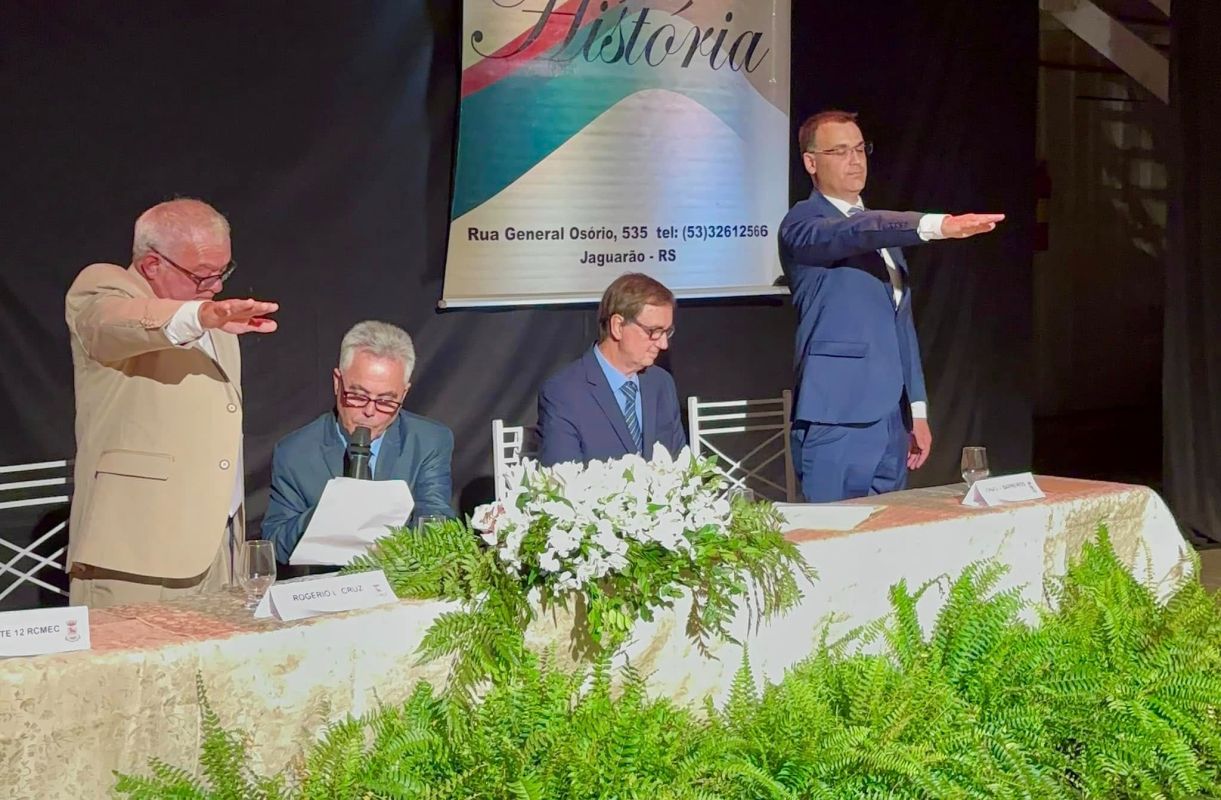 Rogério Cruz toma posse como prefeito de Jaguarão em cerimônia no Teatro Esperança