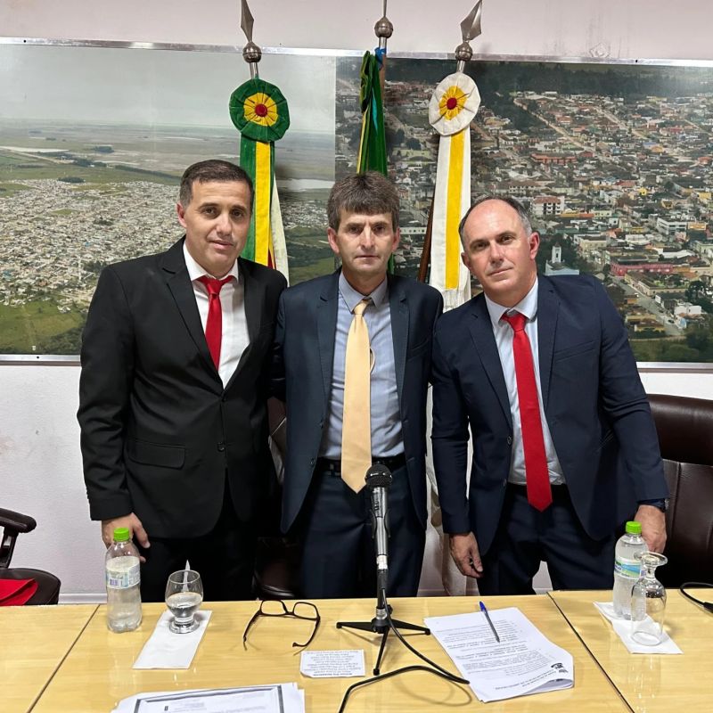 Prefeito, vice e vereadores tomam posse em Arroio Grande; Ailton Vargas, o “Kuka”, assume presidência da Câmara para 2025