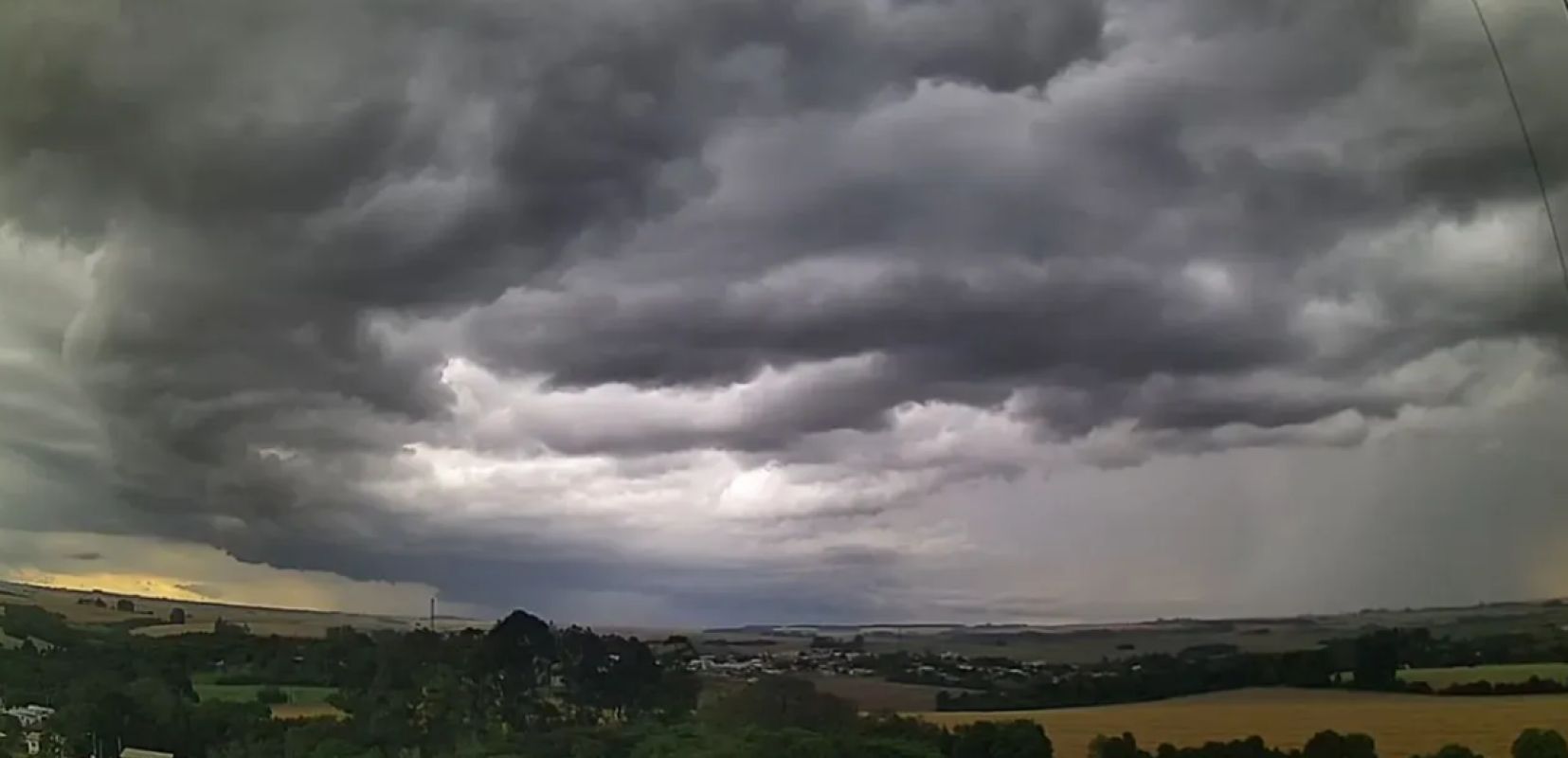 Frente fria avança pelo RS e derruba temperaturas após veranico; há alertas para temporais