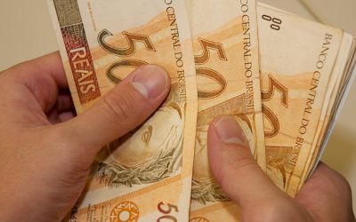 Lula sanciona lei que limita reajuste do salário mínimo até 2030; novo piso para 2025 deve ser de R$ 1.518