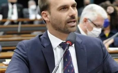 Jair Bolsonaro critica possível apreensão do passaporte de Eduardo Bolsonaro em meio a notícia-crime