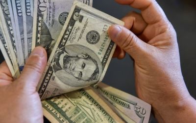 Dólar tem maior queda em dois anos e meio, e bolsa fecha em alta após Carnaval