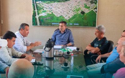 Prefeitura de Arroio Grande discute dívida com empresa de coleta de lixo em reunião