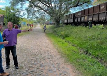 Prefeito de Pedro Osório acompanha mutirão de limpeza no bairro Orqueta