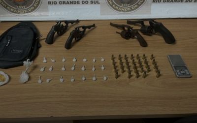 Brigada Militar prende casal por tráfico de drogas e apreende armas em São Lourenço do Sul