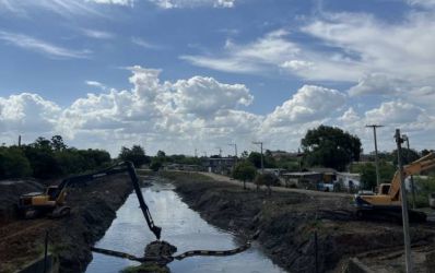 Sanep conclui desassoreamento no canal do Pântano, em Pelotas, para melhorar drenagem urbana