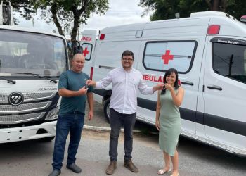 Prefeito de Cerrito entrega ambulância semi-UTI e caminhão cesto para reforço na frota municipal