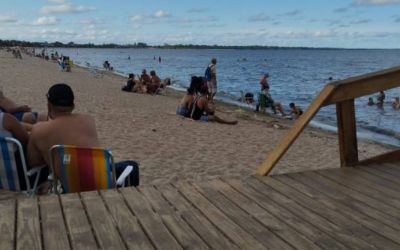 Domingo de Carnaval leva banhistas à Praia do Laranjal em busca de tranquilidade