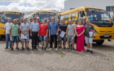 Prefeito Fernando Marroni entrega chaves e documentos dos veículos escolares municipais para motoristas da Secretaria de Educação